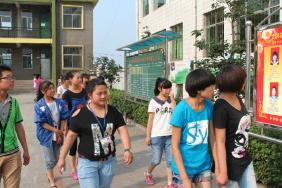 孟封初级中学三年级学生在我校参观