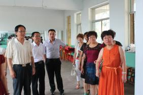 县二中校领导带部分班主任来我校参观指导
