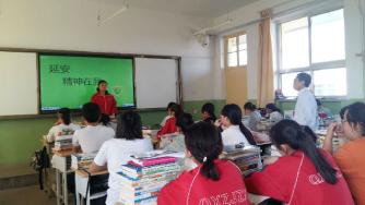 校长闫渊林参加部分班级“延安精神在我心中”主题班会