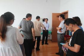 校长闫渊林就学生职业能力实践服务中心建设现场办公