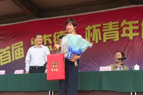 县教科局副局长田秋维来我校慰问我校省优秀教师郭慧娟同志