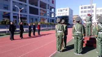 向国旗致敬