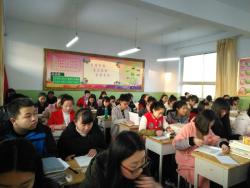 校长李志宏深入课堂听课