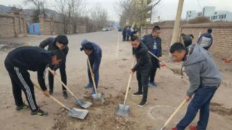 我校师生积极开展除雪清道活动