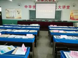 我校组织高一学生参观优秀假期作业展