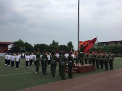 向国旗致敬