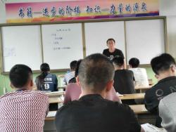 开学第一天，我校积极开展进课堂听课活动