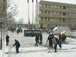 我校师生积极开展除雪清道活动