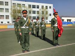 向国旗致敬