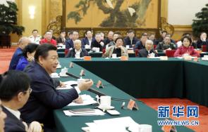 习近平：文艺不能在市场经济大潮中迷失方向 